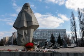 Цветы возле памятника погибшим сотрудникам МВД Украины