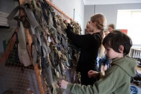 Члены скаутской организации «Пласт» плетут маскировочные сетки в Ивано-Франковске