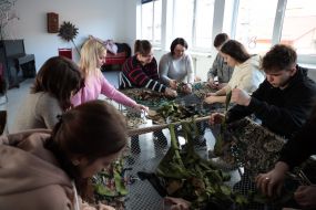 Члены скаутской организации «Пласт» плетут маскировочные сетки в Ивано-Франковске