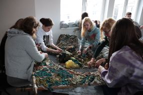 Члены скаутской организации «Пласт» плетут маскировочные сетки в Ивано-Франковске