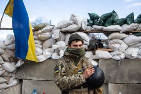Военнослужащий возле баррикад на въезде в город Житомир