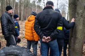 Представители терробороны возле баррикад на въезде в город Житомир