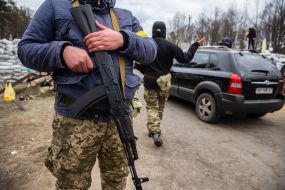 Представители терробороны возле баррикад на въезде в город Житомир