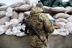 Военнослужащий возле баррикад на въезде в город Житомир