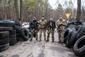 Военнослужащие возле баррикад на въезде в город Житомир