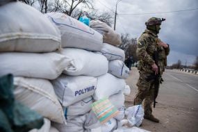 Военнослужащий возле баррикад на въезде в город Житомир