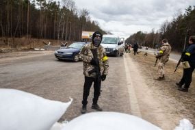 Военнослужащие возле баррикад на въезде в город Житомир