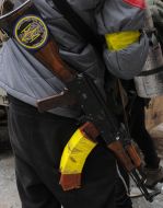 A machine gun on the shoulders of a representative of the terrorist defense in Freedom Square