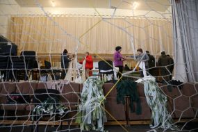 Волонтеры плетут маскировочные сетки