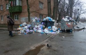 Garbage scattered near a garbage container in Kyiv