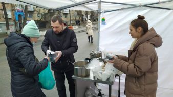 People distribute lunch to the needy in Kyiv