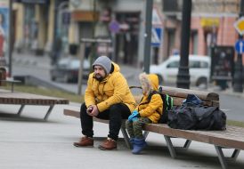 Мужчина с мальчиком сидят на скамейке во Львове