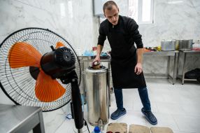 The owner of the meat shop prepares stew for servicemen of the Armed Forces of Ukraine