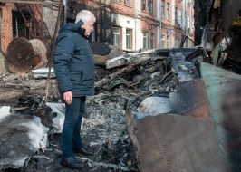 Anatoliy Yaremenko near the wreckage of the downed SU-34 enemy plane on the territory of the Kommunar plant