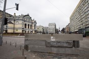 Забарикадована бетонними блоками частина дороги в центрі Києва