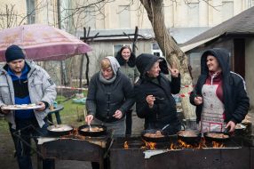 Артисты и работники театра жарят котлеты для армии