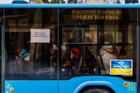 Напис "Русский корабль, иди на*уй" на табло автобуса