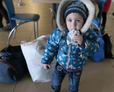 Девочка в координационном центре во Львове