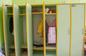 Шкафы для одежды, в разрушенном детском саду в Харькове