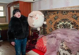 Женщина собирает вещи в квартире в Харькове