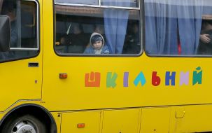 Автобус возле координационного центра для переселенцев