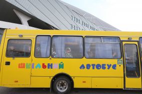 Автобус возле координационного центра для переселенцев