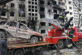 Последствия пожара после попадания снаряда в жилой дом в Киеве