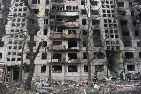 Последствия пожара после попадания снаряда в жилой дом в Киеве