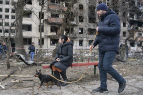 Последствия пожара после попадания снаряда в жилой дом в Киеве