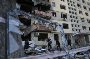 Последствия пожара после попадания снаряда в жилой дом в Киеве