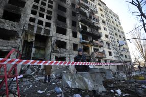 Последствия пожара после попадания снаряда в жилой дом в Киеве