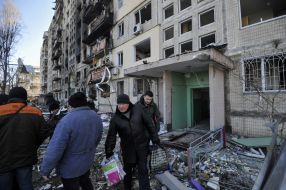 Последствия пожара после попадания снаряда в жилой дом в Киеве