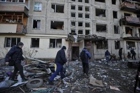 Последствия пожара после попадания снаряда в жилой дом в Киеве