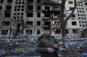 Последствия пожара после попадания снаряда в жилой дом в Киеве