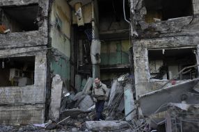 Последствия пожара после попадания снаряда в жилой дом в Киеве