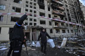 Последствия пожара после попадания снаряда в жилой дом в Киеве