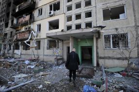 Последствия пожара после попадания снаряда в жилой дом в Киеве