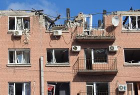 Пошкоджена вибуховою хвилею будівля в Києві