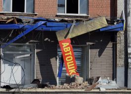 Пошкоджена вибуховою хвилею будівля в Києві