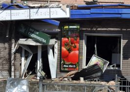 Пошкоджена вибуховою хвилею будівля в Києві