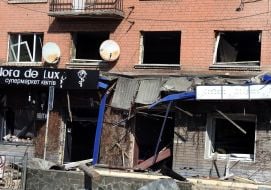 Пошкоджена вибуховою хвилею будівля в Києві