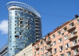 Пошкоджені вибуховою хвилею будівля та торгівельно-офісний центр в Києві