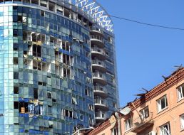 Пошкоджені вибуховою хвилею будівля та торгівельно-офісний центр в Києві