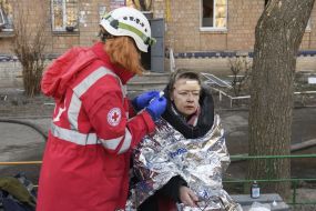 The woman receives medical care after the shelling of the Vynohradar district