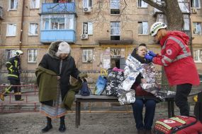 The woman receives medical care after the shelling of the Vynohradar district