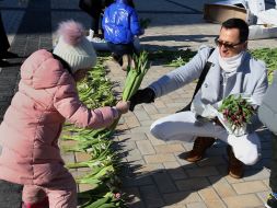 People spread the coat of arms of flowers