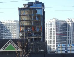 Разрушенные торговый центр и бизнес-центр в Киеве