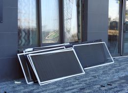 Выбитые окна в многоэтажке в результате взрывной волны в Киеве