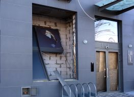 Выбитые окна в многоэтажке в результате взрывной волны в Киеве