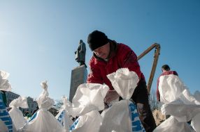 People cover the monument to Shevchenko in Kharkiv with sandbags